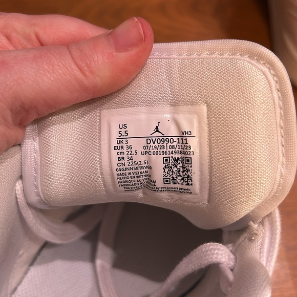 Like New Women’s Jordans - Picture 5 of 8